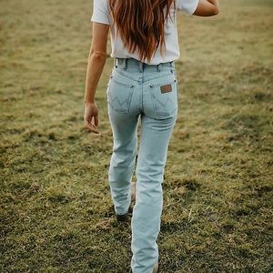 Women’s Wrangler Cowboy Cut Slim jeans, size 7